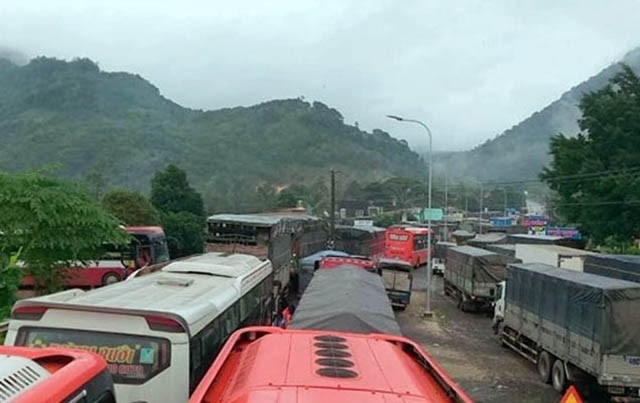 Các phương tiện bị ùn ứ nhiều giờ phía hai đầu đèo Bảo Lộc.