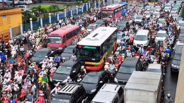Gia tăng phương tiện cá nhân khiến xe buýt chưa phát huy hết hiệu quả giao thông công cộng.