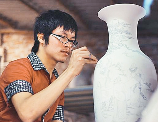 Vẽ trang trí trên sản phẩm gốm Bát Tràng.