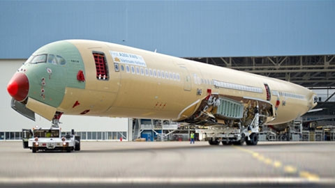 Các bộ phận của chiếc máy bay A350 đầu tiên của Vietnam Airlines tại dây chuyền lắp ráp cuối cùng.