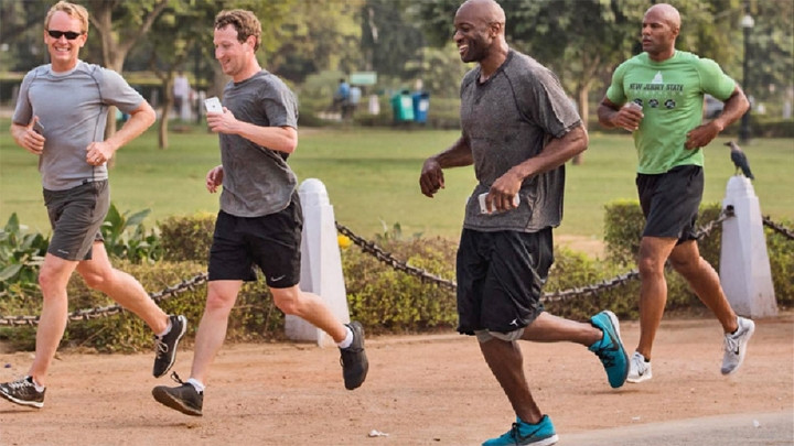 Những người chạy cùng Zuckerberg đều cầm điện thoại smartphone (ảnh Facebook).