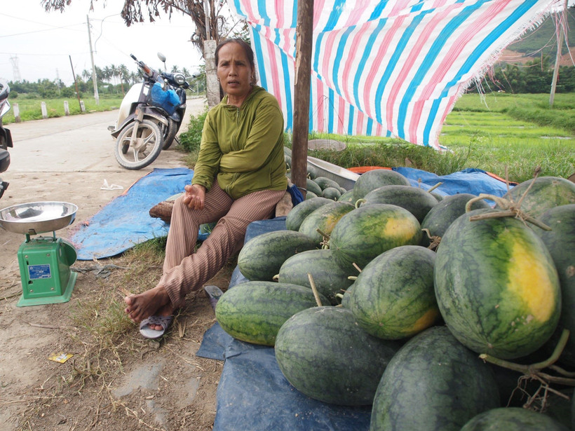 Cô Mai Thị Cường bán số dưa “mót” còn ăn được.