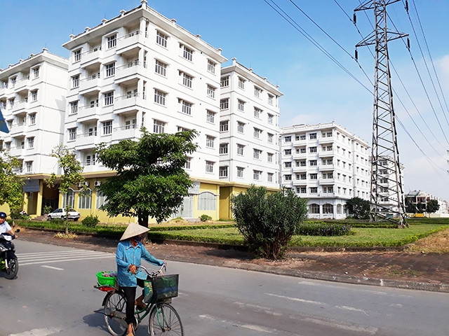 Ba tòa nhà tại Khu đô thị mới Sài Đồng bỏ hoang, gây lãng phí lớn.