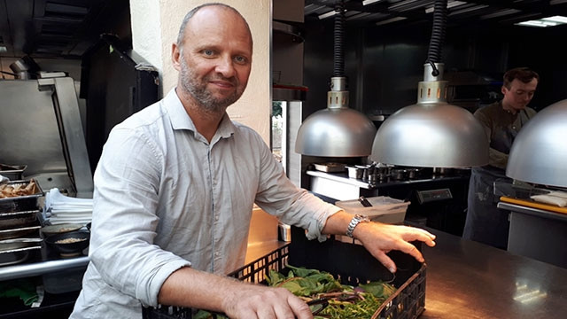 Bếp trưởng Simon Rogan dùng những nguyên liệu từ vườn nhà để nấu ăn. Ảnh: THE STRAITS TIMES