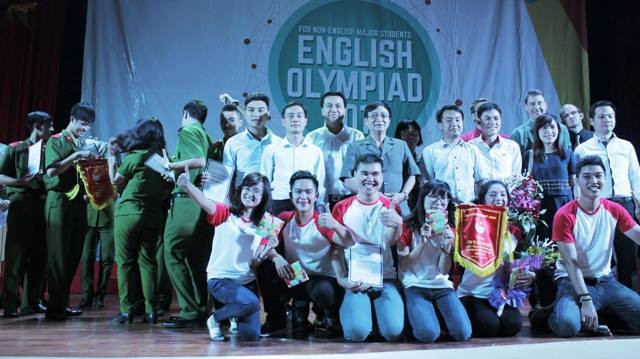 Đồng chí Nguyễn Hải Minh, Ủy viên BCH T.Ư Đoàn và đồng chí Nguyễn Thiên Tú, Phó Chủ tịch Hội Sinh viên TP Hà Nội chụp ảnh cùng đội thi ĐH Thăng Long.