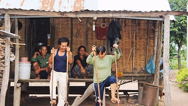 Cứ chiều muộn, Trưởng thôn Đinh Yao và chị Đinh Thị Lên lại dùng cà kheo đi gọi từng nhà tập luyện để thuần thục và nâng cao sức khỏe.