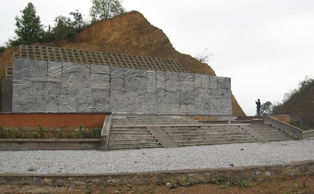 Bức phù điêu “Chiến thắng đèo Giàng” được dựng trên đỉnh đèo Giàng.