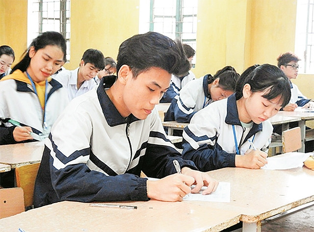 Thí sinh dự thi môn Ngữ văn tại kỳ thi kiểm tra khảo sát học sinh lớp 12 THPT.