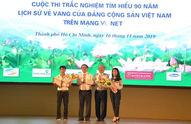 Trao giải nhất cho các thí sinh.