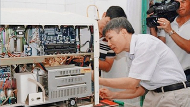 Tổ công tác Sở Y tế kiểm tra máy sinh hóa của Bệnh viện đa khoa Hoài Đức. Ảnh: DUY TIẾN