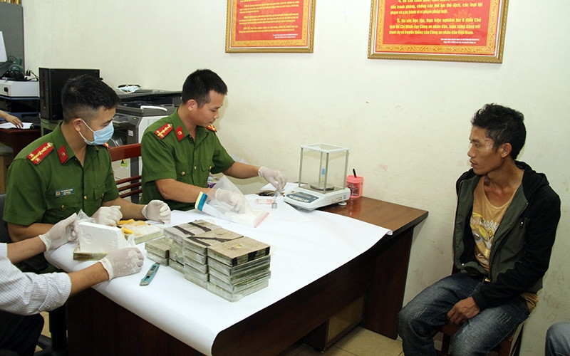 Ðối tượng Hạng A Kỷ cùng tang vật là 20 bánh hê-rô-in cùng 400 viên ma túy tổng hợp tại cơ quan điều tra (Công an tỉnh Yên Bái).