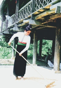 Bên nhà sàn của người Thái.