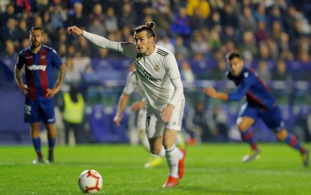 Gareth Bale ghi bàn ấn định tỷ số 2-1 cho Real trên chấm 11m. (Ảnh: Reuters)