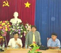 Chủ tọa buổi hội thảo, từ trái qua phải:
TS Huỳnh Như Phương, GS-TS Mai
Quốc Liên, nhà văn Lê Văn Thảo.