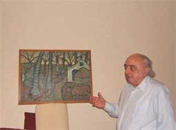 Ông Tkachov với một kỷ vật
đưa từ Hà Nội sang Moscow.