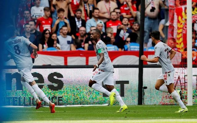 Wylan Cyprien (giữa) ăn mừng bàn gỡ hòa 1-1 cho Nice từ chấm phạt đền cùng các đồng đội. (Ảnh: Reuters)