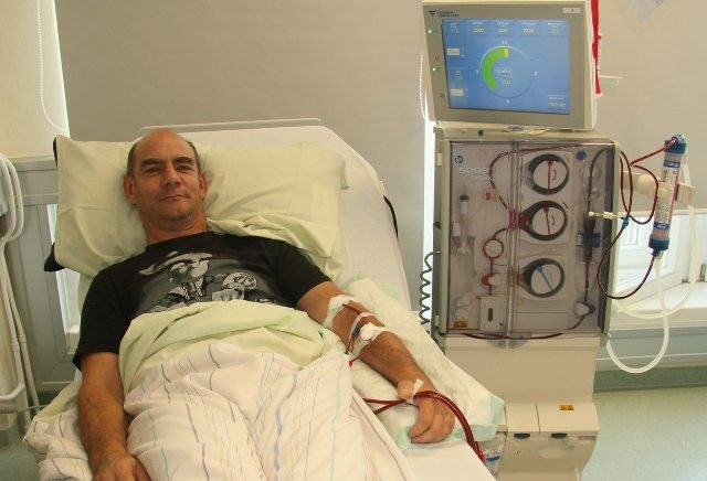 Chạy thận nhân tạo thường gắn với bệnh viện, ảnh hưởng cuộc sống hàng ngày của bệnh nhân. Với nghiên cứu mới về làm sạch nguồn nước, bệnh nhân có thể được lọc máu di động.