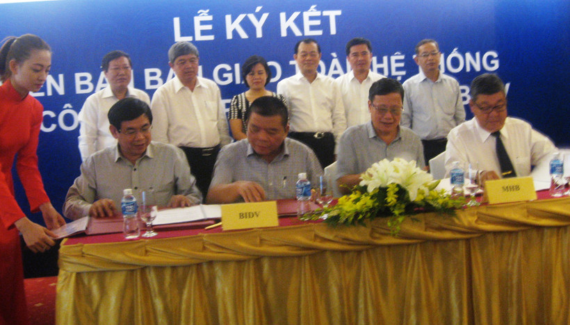 Lãnh đạo BIDV và MHB ký kết biên bản hoàn thành việc sáp nhập MHB vào BIDV.