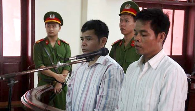 Hồ Văn Công và Hồ Văn Thành tại tòa ngày 30-5.