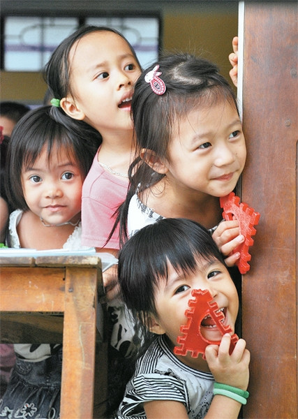 Thiếu sự chăm sóc thường xuyên của bố mẹ, những đứa trẻ ở lại thôn quê phải chịu nhiều thiệt thòi, và đối diện nguy cơ tổn thương tâm sinh lý. Ảnh: TRẦN HẢI 