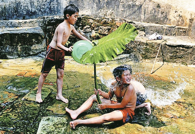 Niềm vui của trẻ em khi về quê.