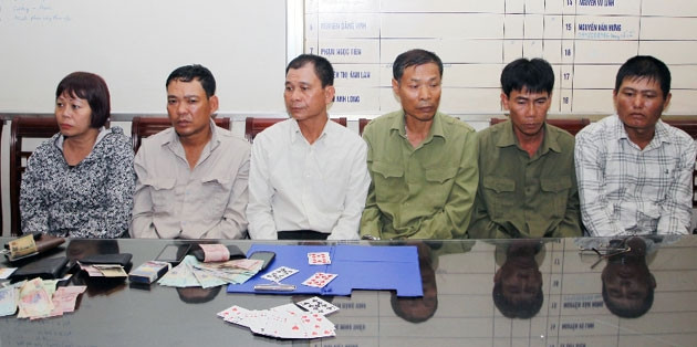 Nhóm "đỏ đen" trên xe khách.