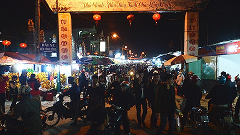 Cửa Phủ Chính - Phủ Dầy đến gần 3 giờ sáng vẫn tấp nập.