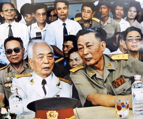 Tư lệnh Bộ đội Trường Sơn với Đại tướng Võ Nguyên Giáp.