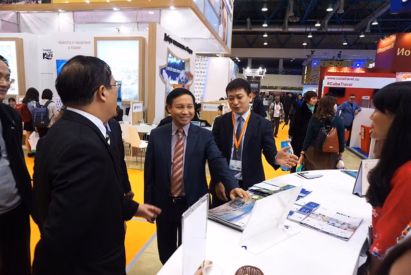 Đại sứ Việt Nam tại LB Nga Ngô Đức Mạnh thăm gian hàng Việt Nam.