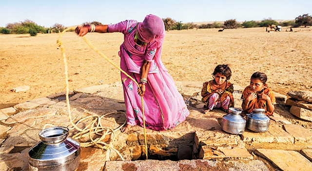 Trung bình, phụ nữ vẫn dành thời gian làm việc nhà gấp đôi nam giới. 