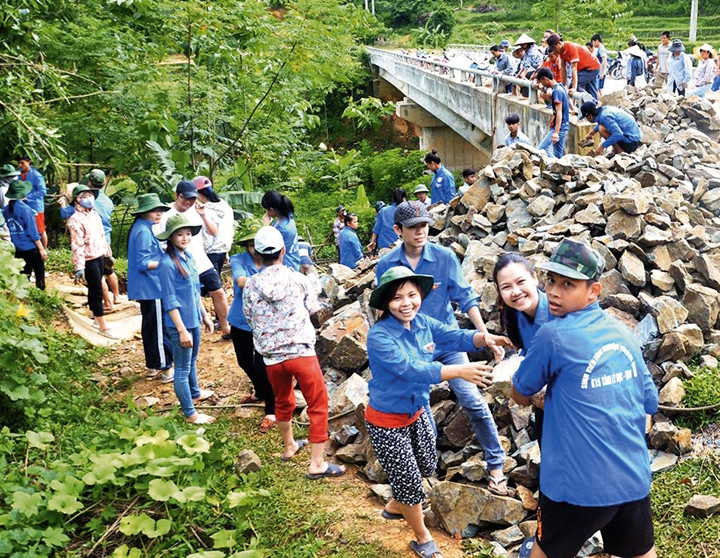 Sinh viên tình nguyện giúp dân khắc phục hậu quả sau mưa lụt. Ảnh | TL