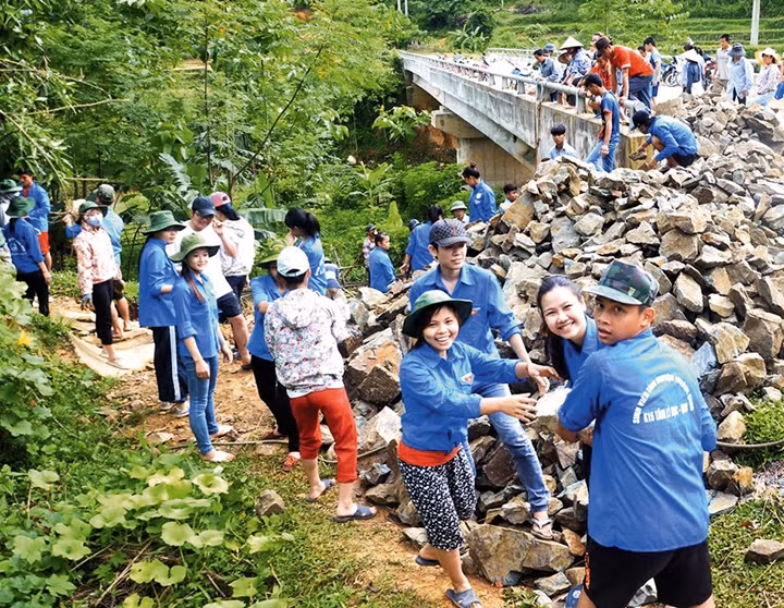 Sinh viên tình nguyện giúp dân khắc phục hậu quả sau mưa lụt. Ảnh | TL