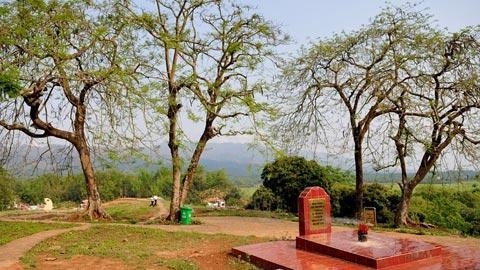 Mộ liệt sĩ trên đồi A1 (Ảnh: Trọng Thanh).