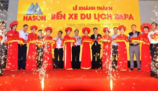 Cắt băng khánh thành, đưa Bến xe khách Sa Pa vào hoạt động.