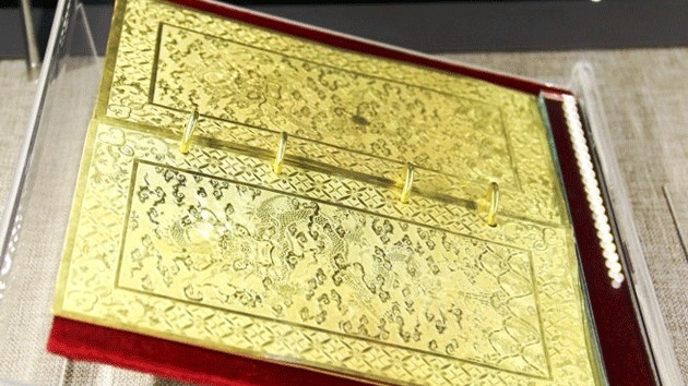 Cuốn kim sách làm bằng bạc, mạ vàng niên đại năm Minh Mạng thứ 11 (1830), trọng lượng 1349gram.