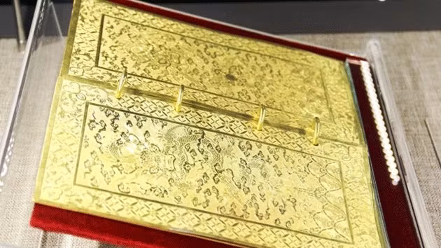 Cuốn kim sách làm bằng bạc, mạ vàng niên đại năm Minh Mạng thứ 11 (1830), trọng lượng 1349gram.