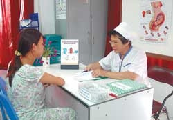 Bác sĩ Bệnh viện Từ Dũ
tư vấn cho sản phụ.