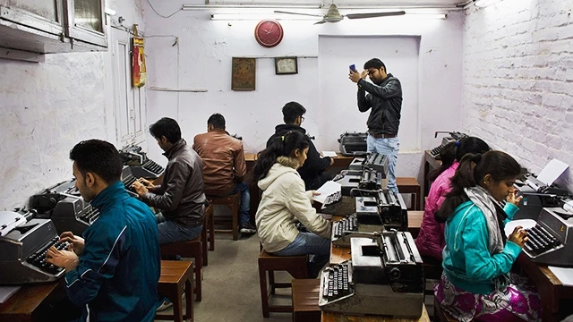 Một lớp dạy đánh máy chữ tại New Delhi. Ảnh: AP NEWS