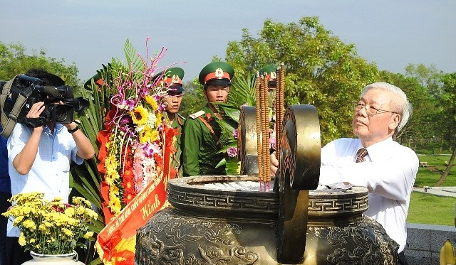 Tổng Bí thư Nguyễn Phú Trọng dâng hương tại Thành Cổ Quảng Trị.