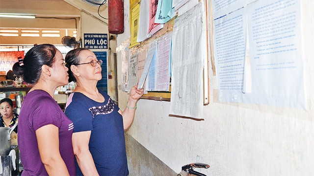 Bản tin của HTX Phú Lộc luôn thu hút sự theo dõi của nhiều tiểu thương và khách hàng tại chợ Phú Nhuận.