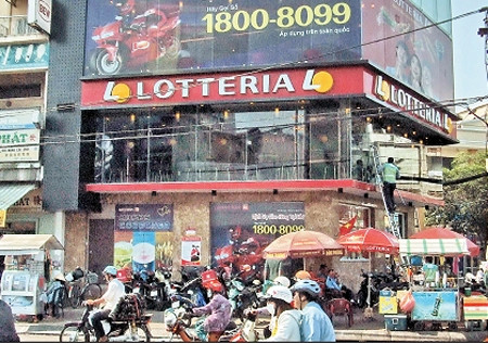 Các cửa hàng thức ăn nhanh của các thương hiệu nước ngoài xuất hiện ngày càng nhiều ở các quận trung tâm thành phố. Trong ảnh: Một cửa hàng thức ăn nhanh của Lotteria ở quận 5.