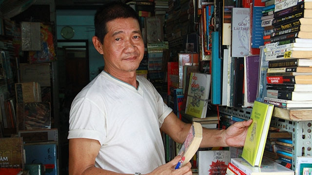 Bán sách cũ là công việc mang lại niềm vui cho ông Nguyễn Thanh Dũng gần 20 năm nay.