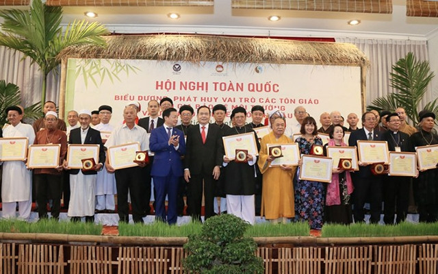 Nhiều tập thể, cá nhân điển hình tiên tiến được tuyên dương, khen thưởng tại Hội nghị.