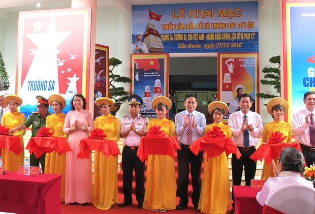 Cắt băng khai mạc triển lãm tư liệu về Hoàng Sa, Trường Sa tại huyện Cần Đước, tỉnh Long An.