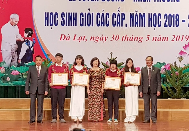 Tuyên dương nhóm học sinh đoạt giải ba cuộc thi Olympic Vật lý Pháp mở rộng.