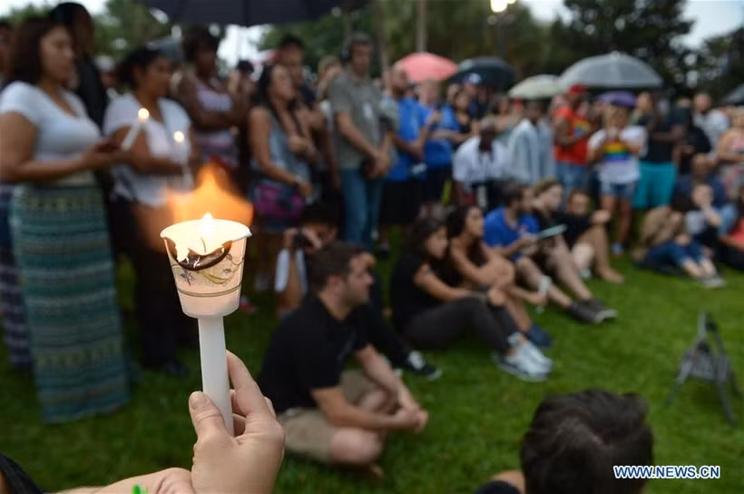 Nhiều người tham dự lễ tưởng niệm nạn nhân của vụ xả súng tại một công viên ở TP Orlando, ngày 12-6. (Ảnh: Tân Hoa xã)