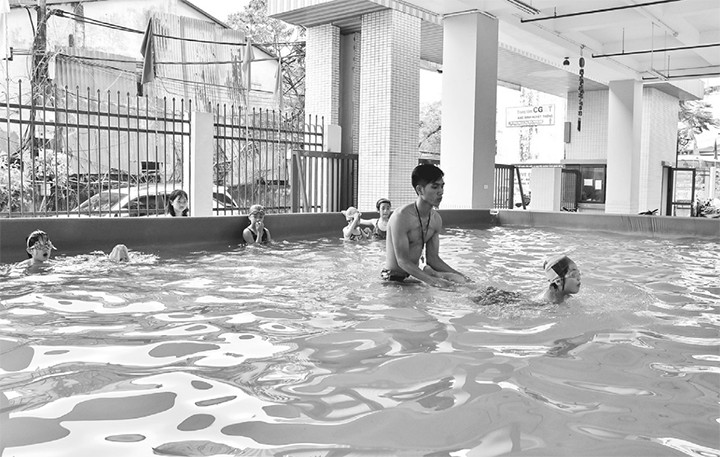 Lớp dạy bơi cho học sinh tại Trường tiểu học Chu Văn An (quận Tây Hồ, Hà Nội). Ảnh: Minh Hà