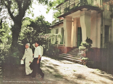 Đại tướng đi từ phòng nghỉ đến phòng làm việc (30 Hoàng Diệu, Hà Nội). Ảnh: Trần Hồng