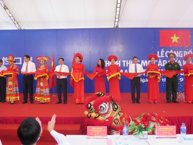 Phó Thủ tướng Vương Đình Huệ cùng lãnh đạo tỉnh Quảng Tây (Trung Quốc) cắt băng chính thức mở cặp cửa song phương Chi Ma - Ái Điểm.