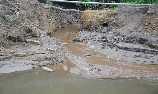 Nước, bùn thải tại một điểm mỏ Man-gan tại xã Ngọc Minh, huyện Vị Xuyên.